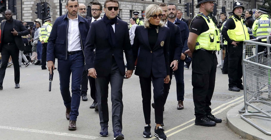 Βασίλισσα Ελισάβετ: Γκρίνια για τους Μακρόν που πήγαν στο Γουεστμίνστερ με αθλητικά!