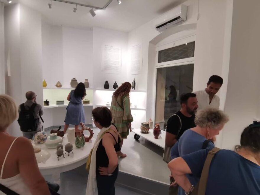 Έκθεση με τεφροδόχους στη Σύρο