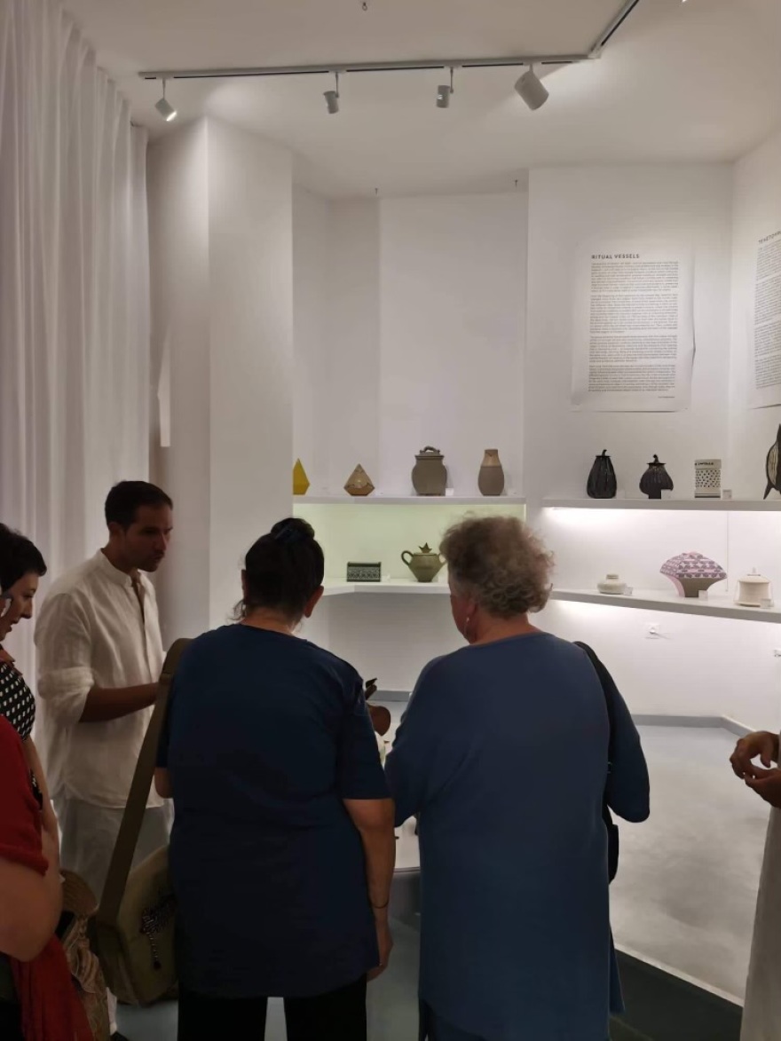 Έκθεση με τεφροδόχους στη Σύρο