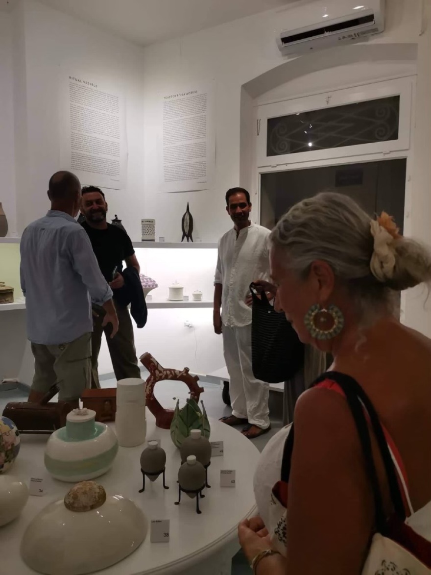 Έκθεση με τεφροδόχους στη Σύρο