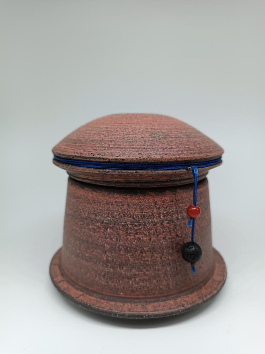 Έκθεση με τεφροδόχους στη Σύρο