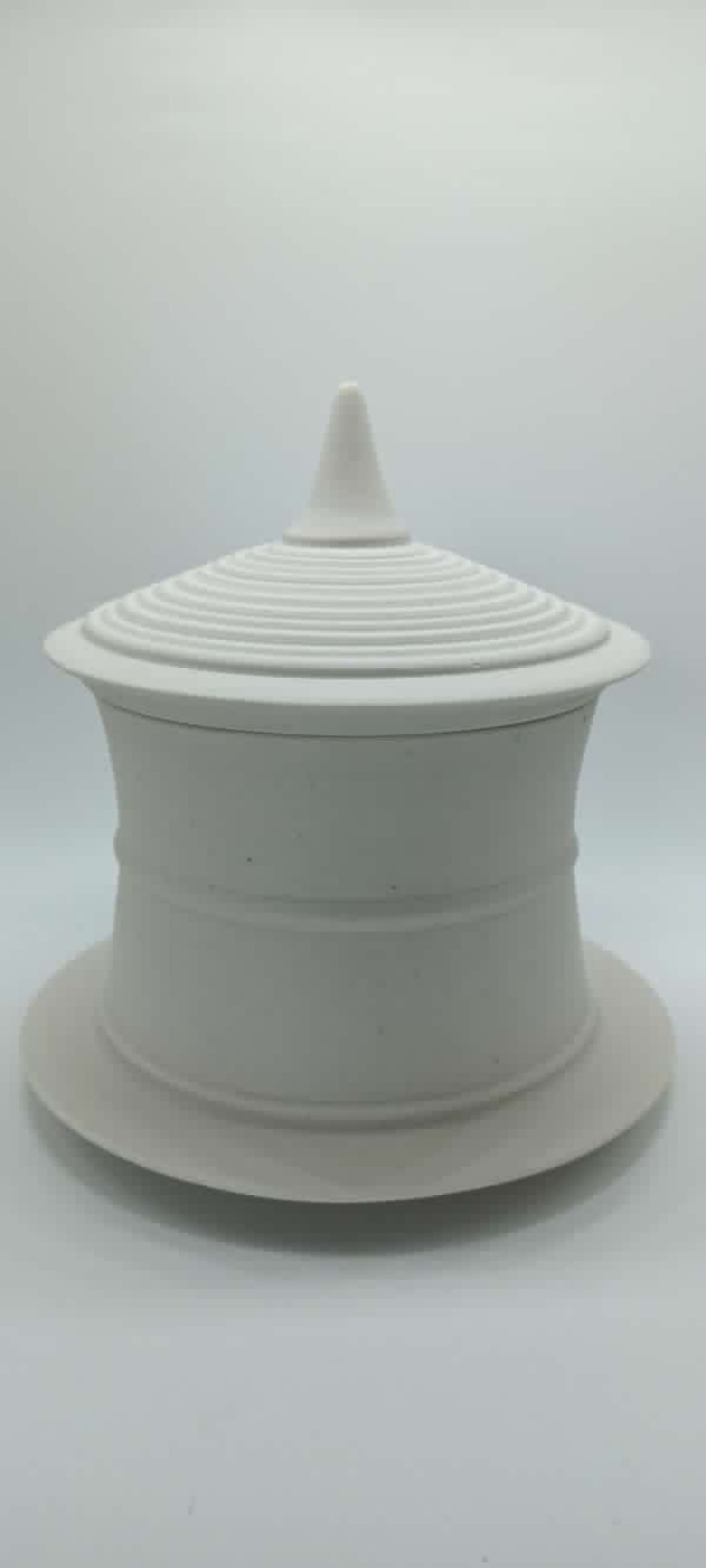 Έκθεση με τεφροδόχους στη Σύρο