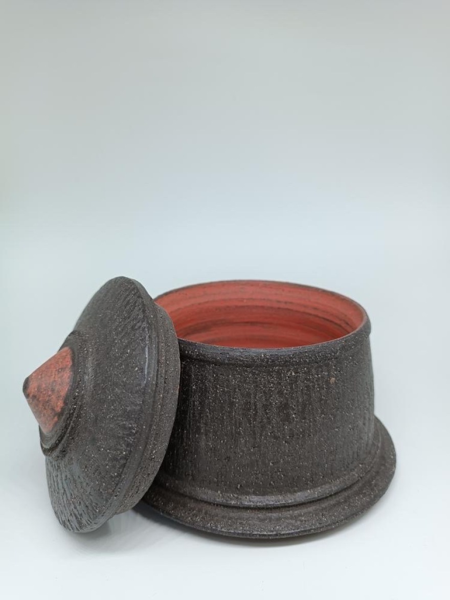 Έκθεση με τεφροδόχους στη Σύρο