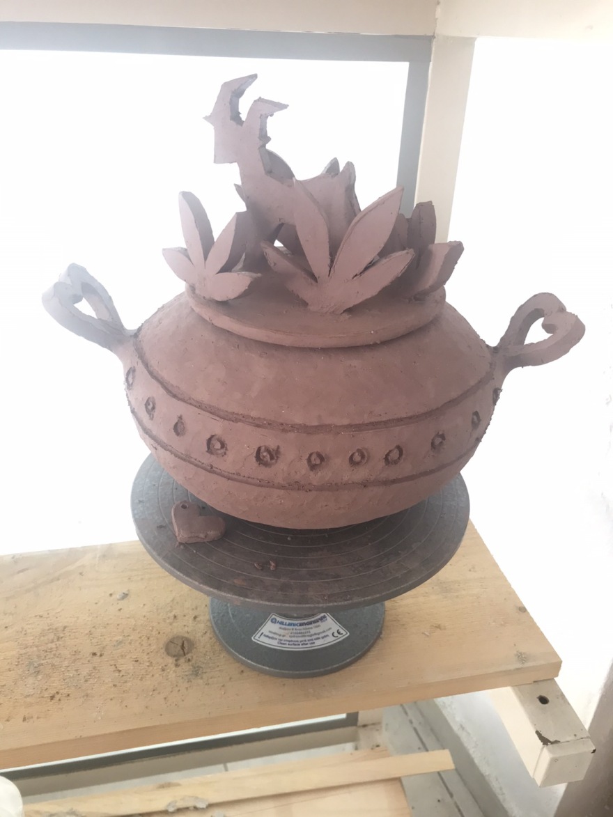 Έκθεση με τεφροδόχους στη Σύρο