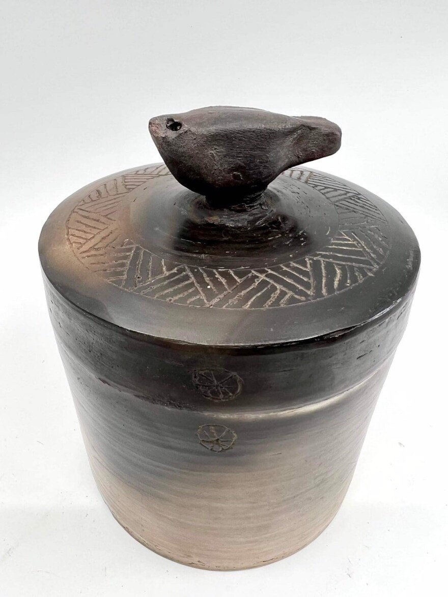 Έκθεση με τεφροδόχους στη Σύρο