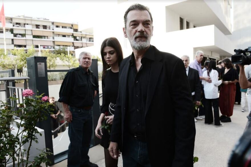 Κώστας Καζάκος: Σε κλίμα οδύνης το τελευταίο «αντίο» στον μεγάλο ηθοποιό - Δείτε φωτογραφίες