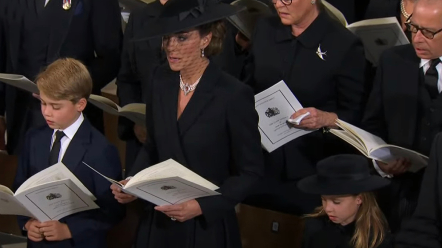 Κηδεία Βασίλισσας Ελισάβετ: Στην τελετή ο πρίγκιπας Τζορτζ με την πριγκίπισσα Σαρλότ