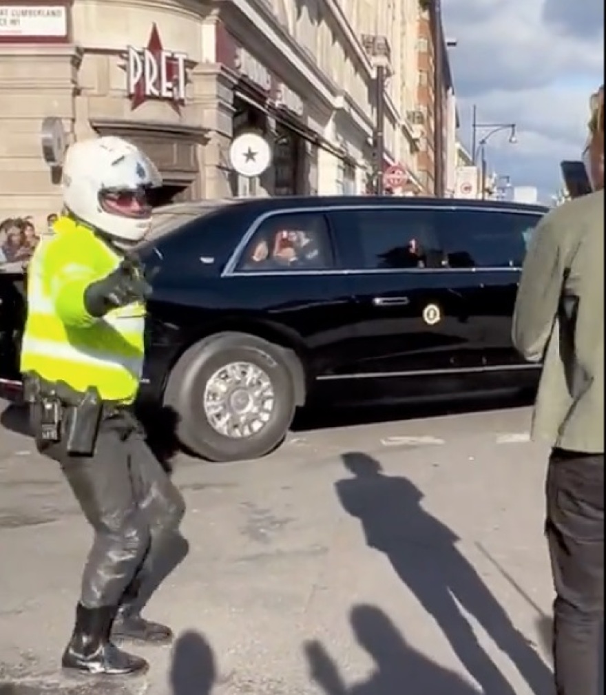 Κηδεία Βασίλισσας Ελισάβετ: Κόλλησε στην κίνηση του Λονδίνου το «θηρίο» που μεταφέρει τον Τζο Μπάιντεν