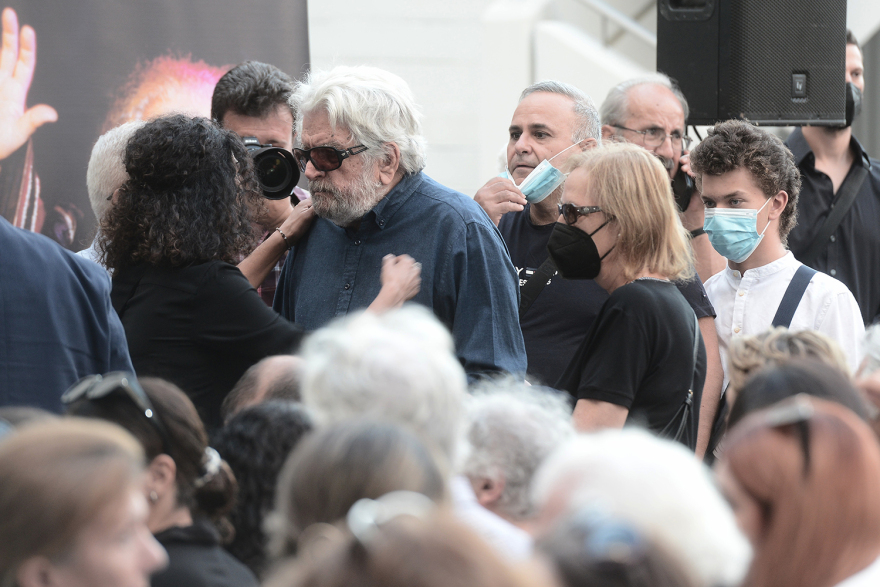 Κώστας Καζάκος: Σε κλίμα οδύνης το τελευταίο «αντίο» στον μεγάλο ηθοποιό - Δείτε φωτογραφίες