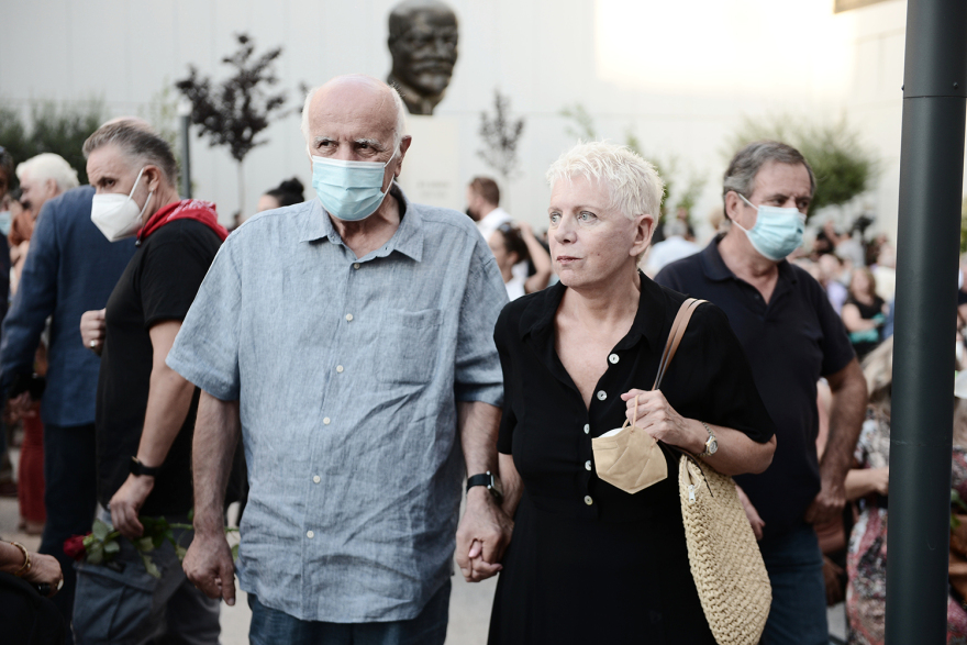 Κώστας Καζάκος: Σε κλίμα οδύνης το τελευταίο «αντίο» στον μεγάλο ηθοποιό - Δείτε φωτογραφίες