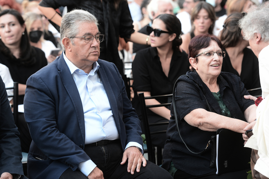 Κώστας Καζάκος: Σε κλίμα οδύνης το τελευταίο «αντίο» στον μεγάλο ηθοποιό - Δείτε φωτογραφίες