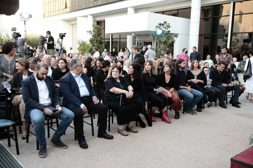 Κώστας Καζάκος: Σε κλίμα οδύνης το τελευταίο «αντίο» στον μεγάλο ηθοποιό - Δείτε φωτογραφίες