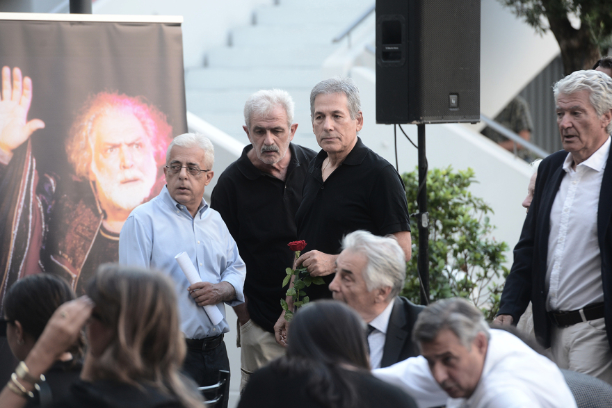 Κώστας Καζάκος: Σε κλίμα οδύνης το τελευταίο «αντίο» στον μεγάλο ηθοποιό - Δείτε φωτογραφίες