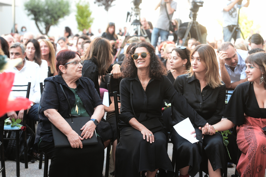 Κώστας Καζάκος: Σε κλίμα οδύνης το τελευταίο «αντίο» στον μεγάλο ηθοποιό - Δείτε φωτογραφίες