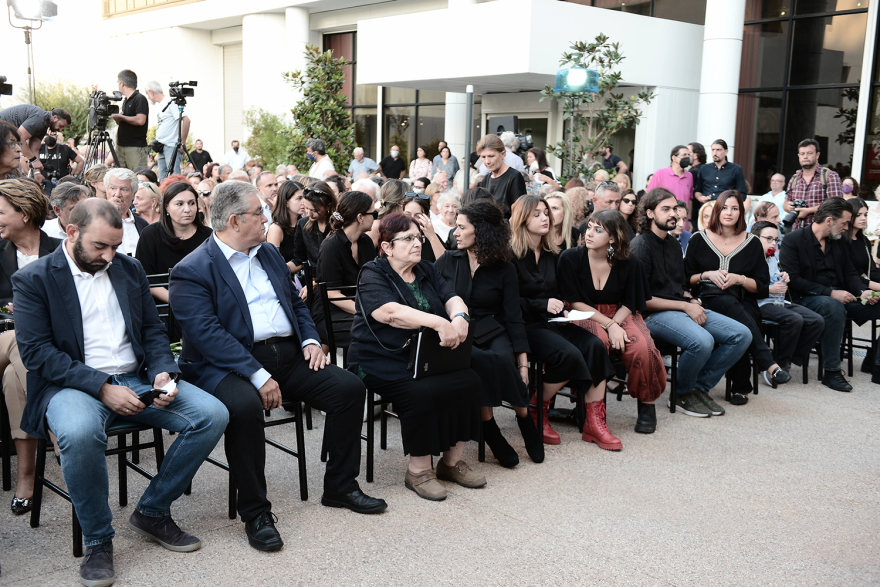 Κώστας Καζάκος: Σε κλίμα οδύνης το τελευταίο «αντίο» στον μεγάλο ηθοποιό - Δείτε φωτογραφίες