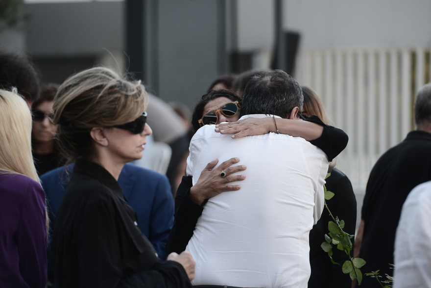 Κώστας Καζάκος: Σε κλίμα οδύνης το τελευταίο «αντίο» στον μεγάλο ηθοποιό - Δείτε φωτογραφίες