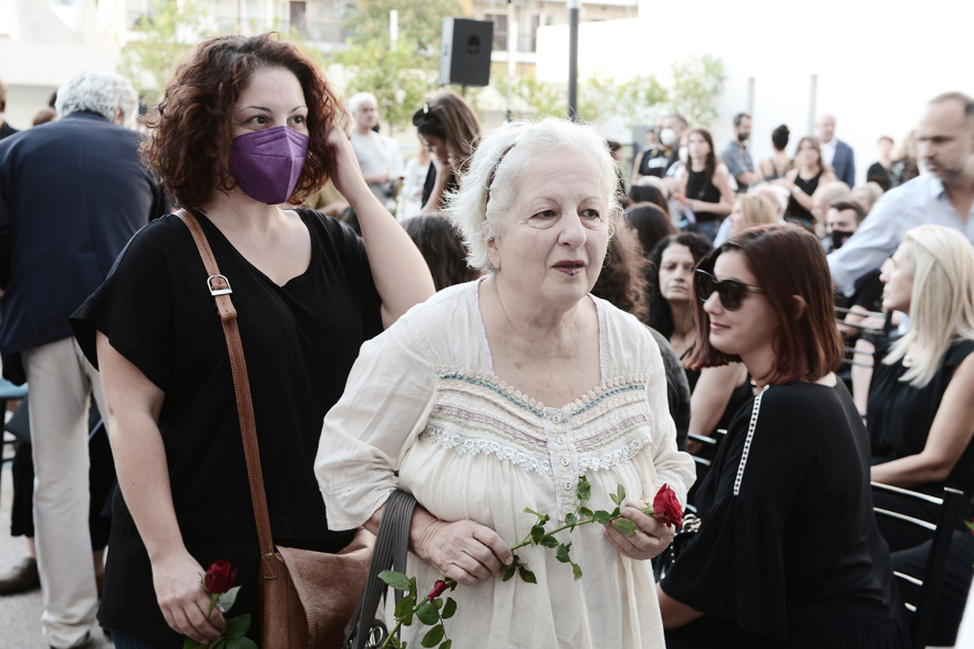 Κώστας Καζάκος: Σε κλίμα οδύνης το τελευταίο «αντίο» στον μεγάλο ηθοποιό - Δείτε φωτογραφίες