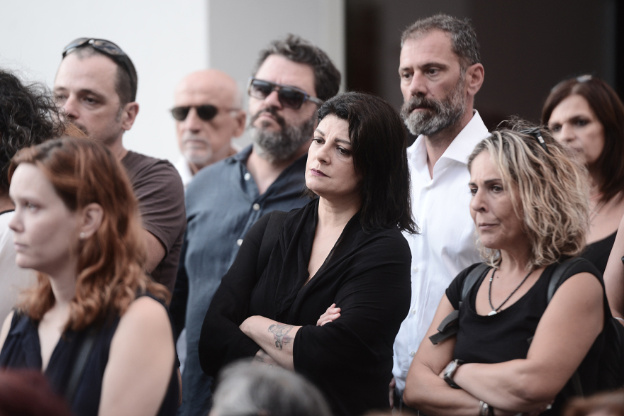 Κώστας Καζάκος: Σε κλίμα οδύνης το τελευταίο «αντίο» στον μεγάλο ηθοποιό - Δείτε φωτογραφίες