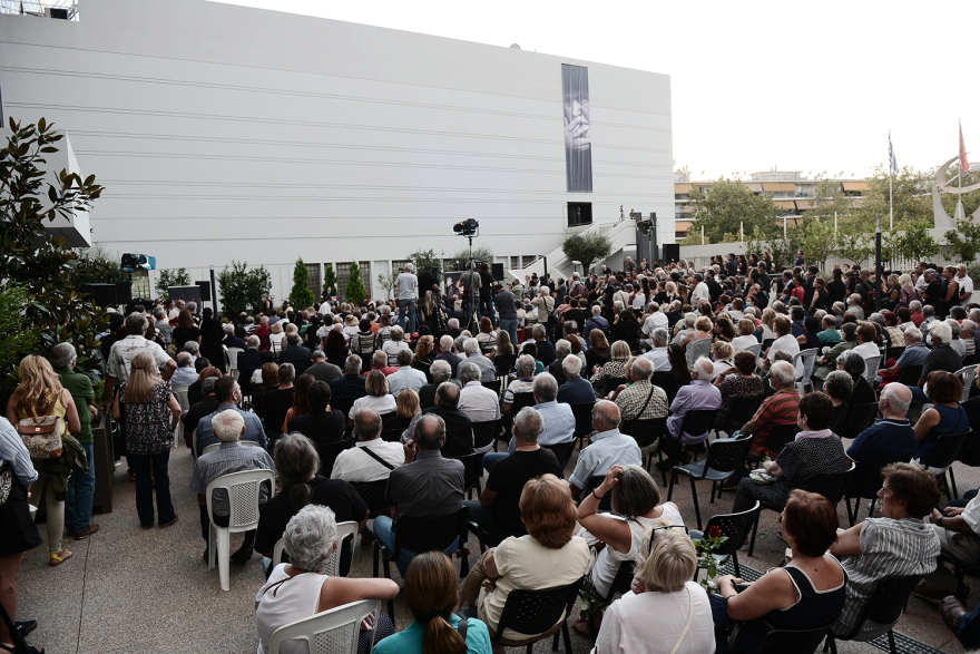 Κώστας Καζάκος: Σε κλίμα οδύνης το τελευταίο «αντίο» στον μεγάλο ηθοποιό - Δείτε φωτογραφίες