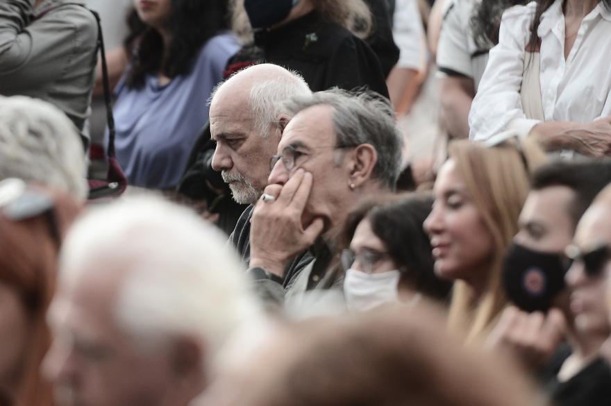Κώστας Καζάκος: Σε κλίμα οδύνης το τελευταίο «αντίο» στον μεγάλο ηθοποιό - Δείτε φωτογραφίες