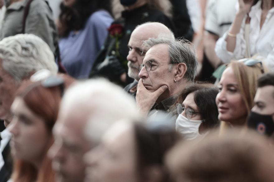 Κώστας Καζάκος: Σε κλίμα οδύνης το τελευταίο «αντίο» στον μεγάλο ηθοποιό - Δείτε φωτογραφίες