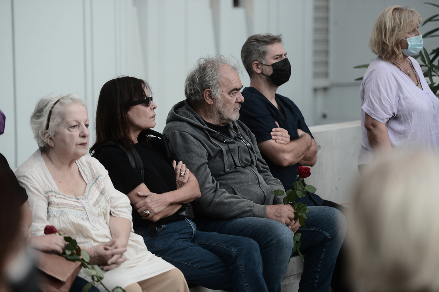 Κώστας Καζάκος: Σε κλίμα οδύνης το τελευταίο «αντίο» στον μεγάλο ηθοποιό - Δείτε φωτογραφίες