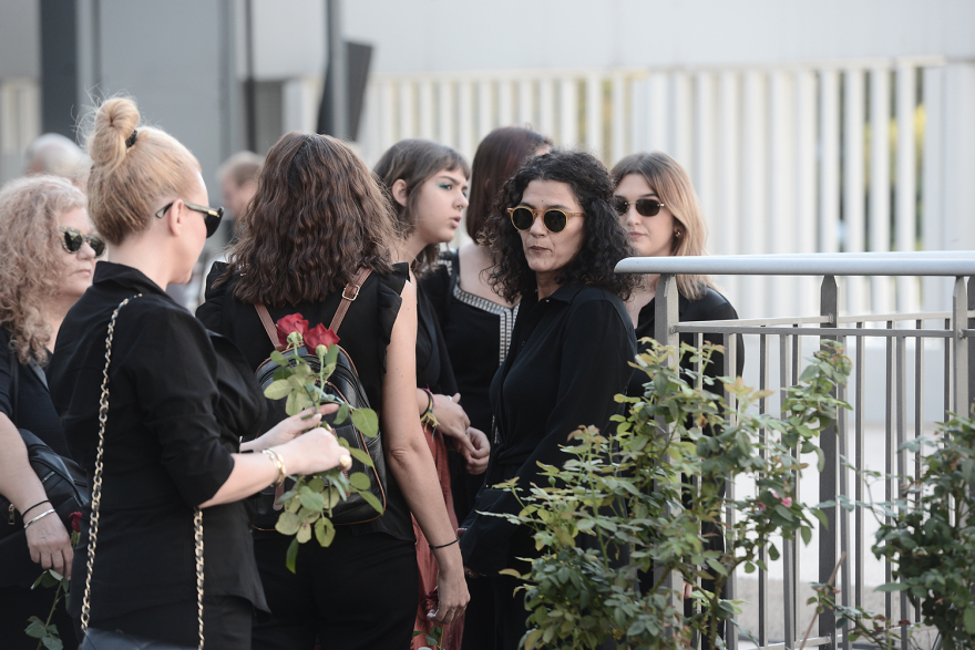 Κώστας Καζάκος: Σε κλίμα οδύνης το τελευταίο «αντίο» στον μεγάλο ηθοποιό - Δείτε φωτογραφίες