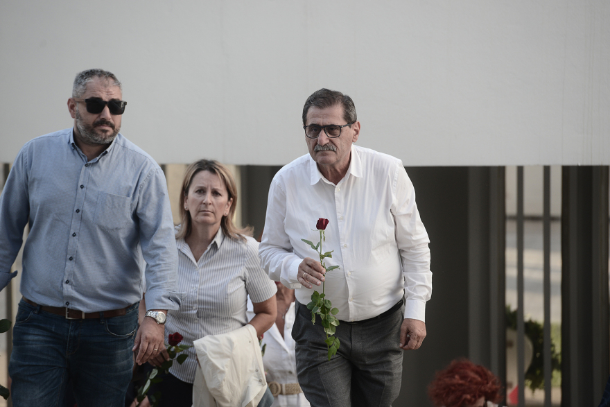 Κώστας Καζάκος: Σε κλίμα οδύνης το τελευταίο «αντίο» στον μεγάλο ηθοποιό - Δείτε φωτογραφίες