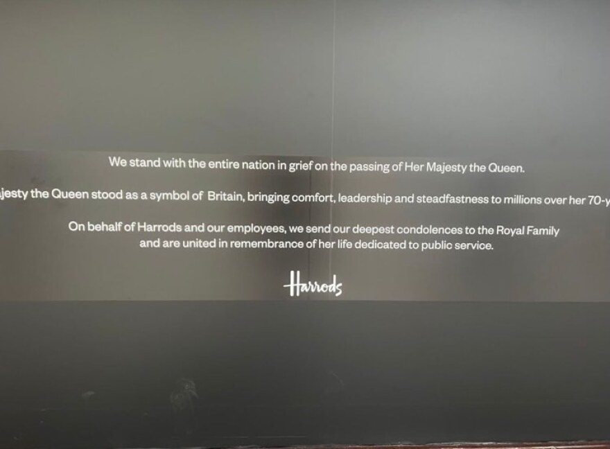 Βασίλισσα Ελισάβετ: Τα αποχαιρετιστήρια μηνύματα στις βιτρίνες καταστημάτων του Λονδίνου