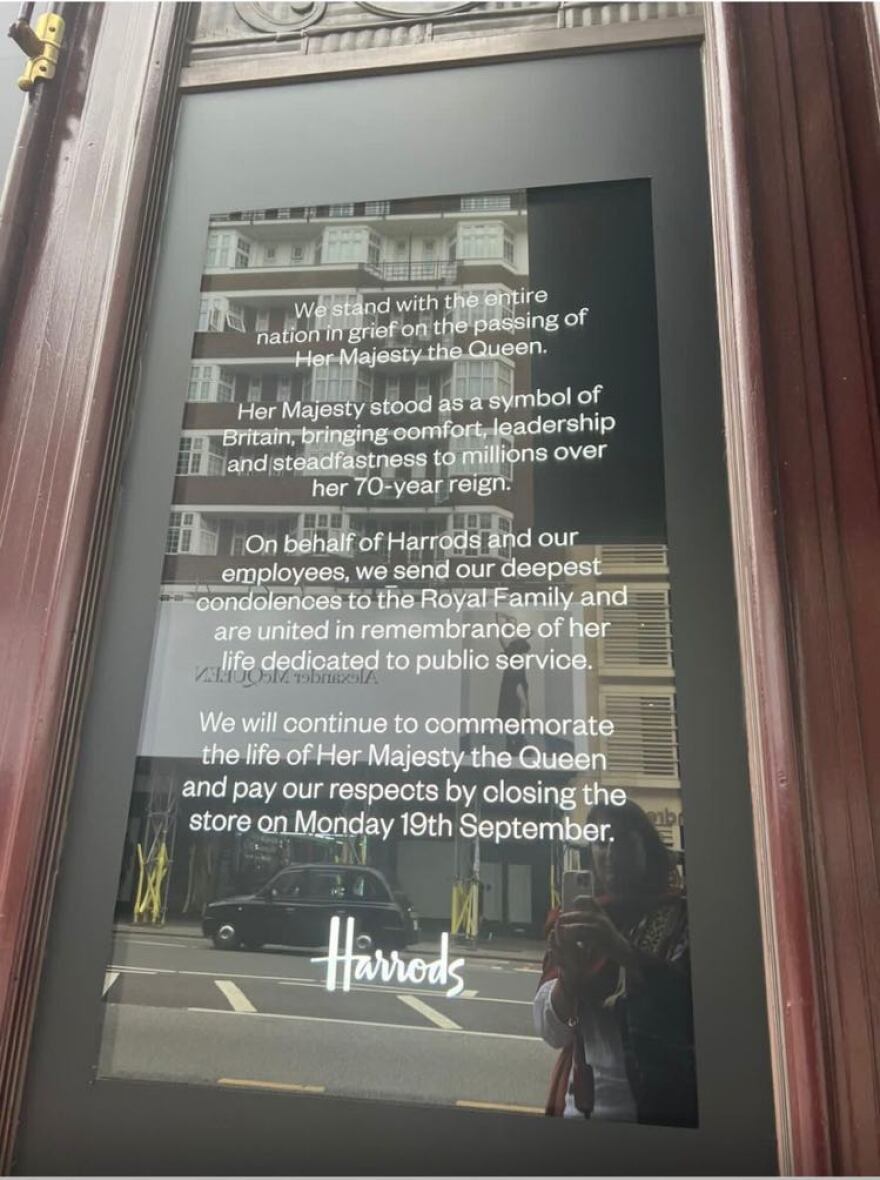Βασίλισσα Ελισάβετ: Τα αποχαιρετιστήρια μηνύματα στις βιτρίνες καταστημάτων του Λονδίνου