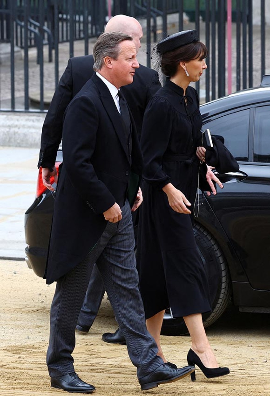 Κηδεία Ελισάβετ: Η μίνι φούστα της Μπράουν και το έξι σειρών κολιέ της συζύγου του Μπλερ