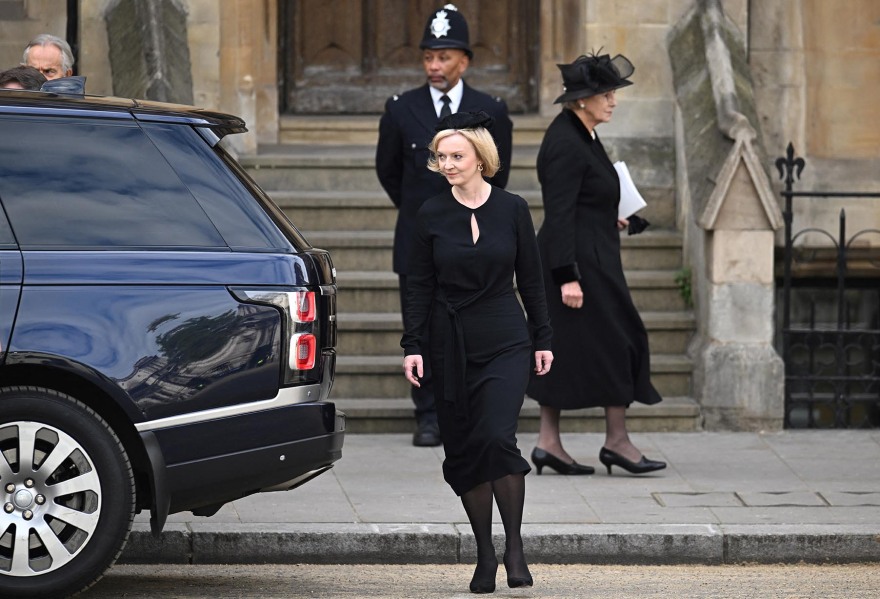 Κηδεία Ελισάβετ: Η μίνι φούστα της Μπράουν και το έξι σειρών κολιέ της συζύγου του Μπλερ