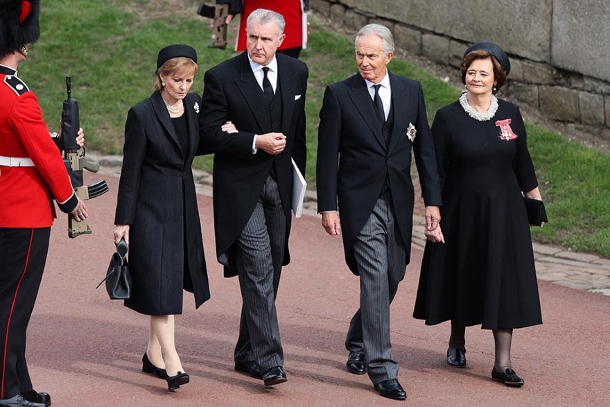 Κηδεία Ελισάβετ: Η μίνι φούστα της Μπράουν και το έξι σειρών κολιέ της συζύγου του Μπλερ