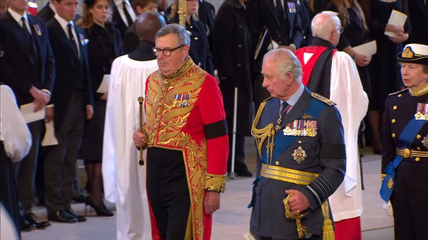 Kηδεία της Βασίλισσας Ελισάβετ: Στα πίσω καθίσματα ο Μπάιντεν - Τον τρολάρει ο Τραμπ