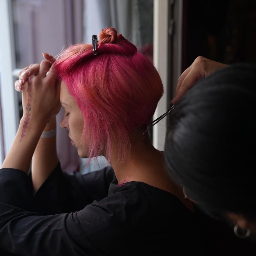 Η Κάτια Ταραμπανκό έβαψε τα μαλλιά της ροζ