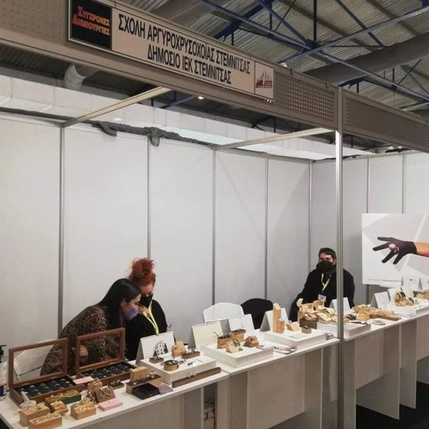 Σπουδές κοσμήματος στη Σχολή Αργυροχρυσοχοΐας Στεμνίτσας