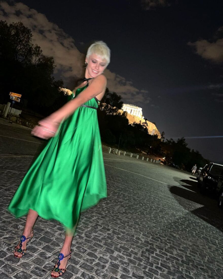 H Κάτια Ταραμπάνκo έβαψε πλατινέ τα μαλλιά της