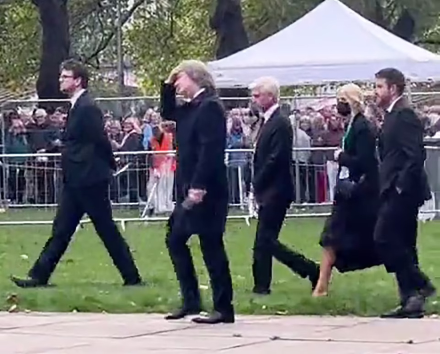 Βρετανία: Σάλος με τηλεαστέρες που παρέκαμψαν την ουρά για την Ελισάβετ - Βίντεο