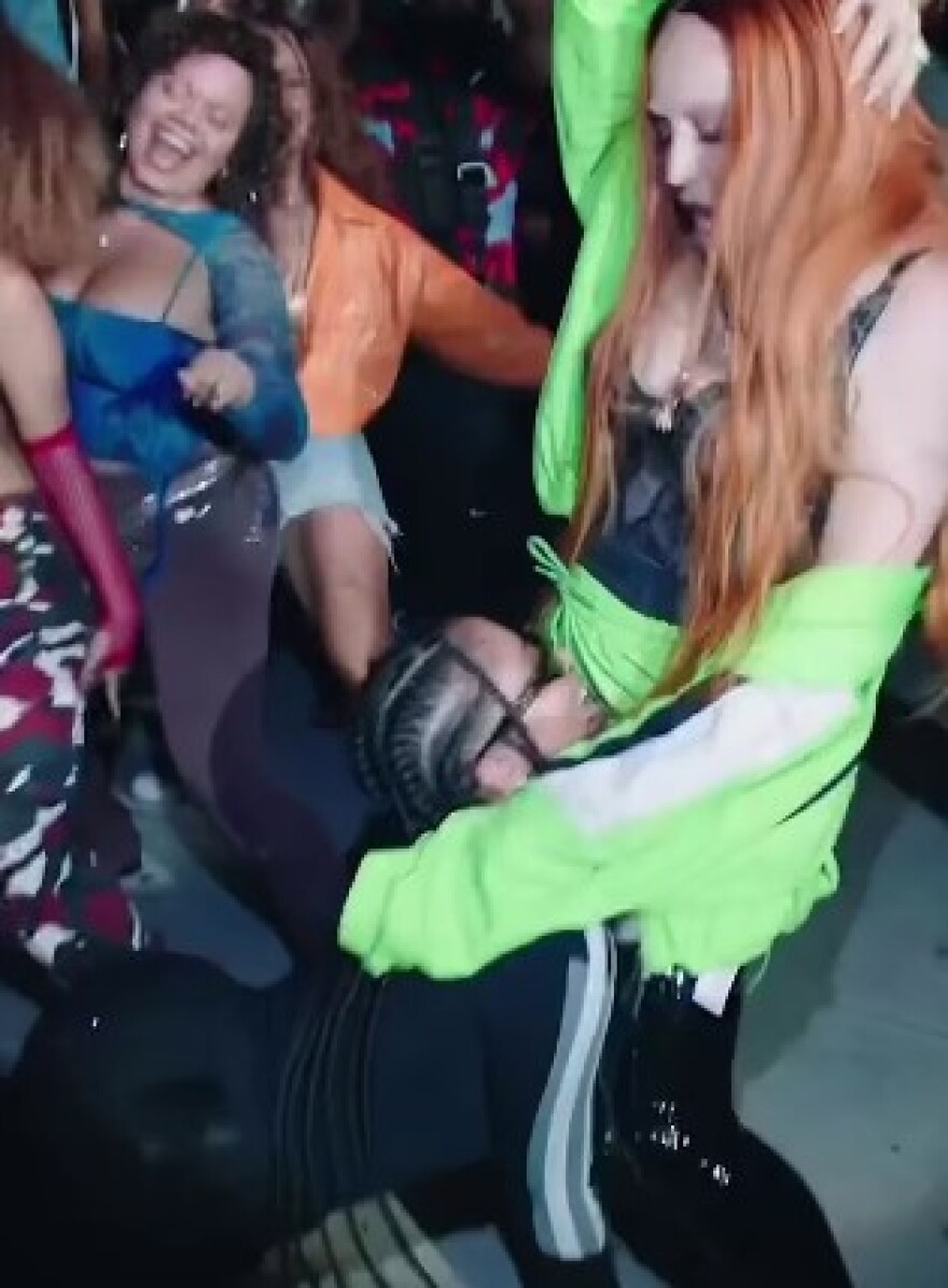 Μαντόνα: Σάλος με τις προκλητικές σκηνές της με τη ράπερ Tokischa στο νέο τους βιντεοκλίπ