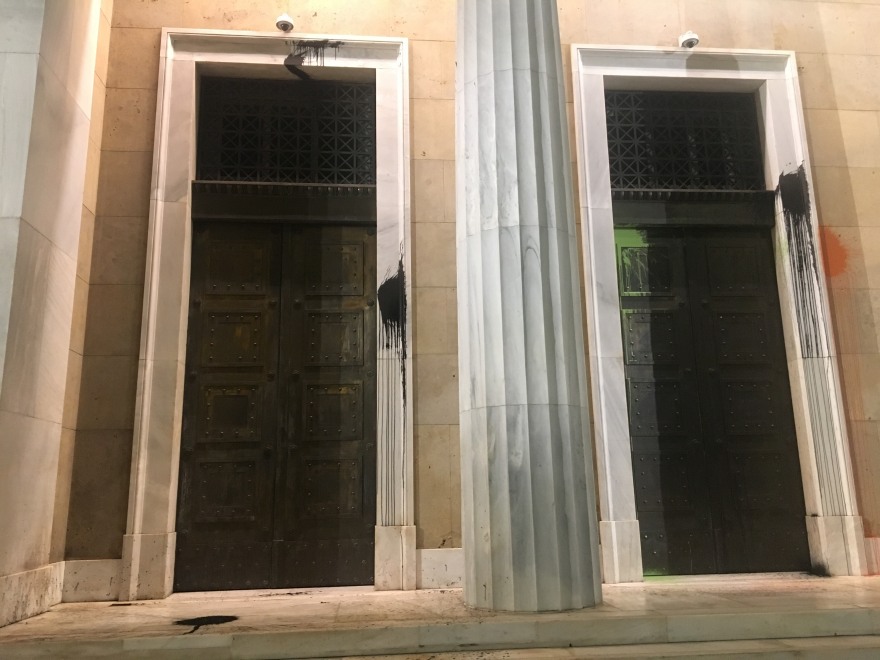 Ζακ Κωστόπουλος: Βανδαλισμοί στο κέντρο της Αθήνας κατά τη διάρκεια της πορείας για τα τέσσερα χρόνια από τη δολοφονία του