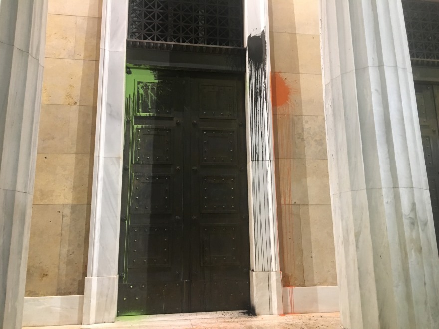 Ζακ Κωστόπουλος: Βανδαλισμοί στο κέντρο της Αθήνας κατά τη διάρκεια της πορείας για τα τέσσερα χρόνια από τη δολοφονία του