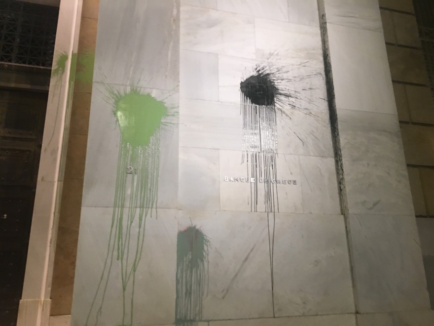 Ζακ Κωστόπουλος: Βανδαλισμοί στο κέντρο της Αθήνας κατά τη διάρκεια της πορείας για τα τέσσερα χρόνια από τη δολοφονία του