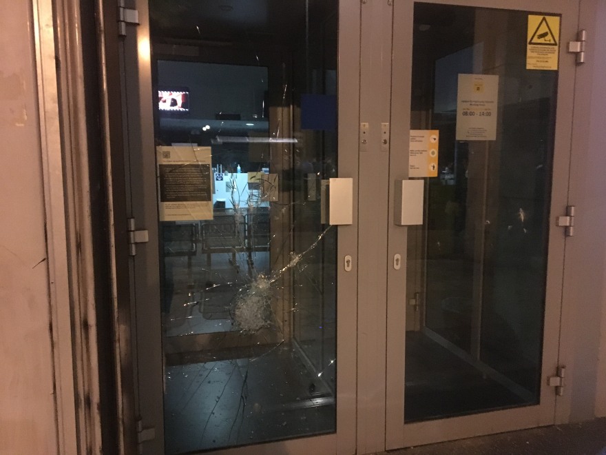 Ζακ Κωστόπουλος: Βανδαλισμοί στο κέντρο της Αθήνας κατά τη διάρκεια της πορείας για τα τέσσερα χρόνια από τη δολοφονία του