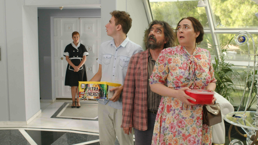 Ποιος Παπαδόπουλος: Οι δύο οικογένειες αποφασίζουν να συναντηθούν για να γνωριστούν