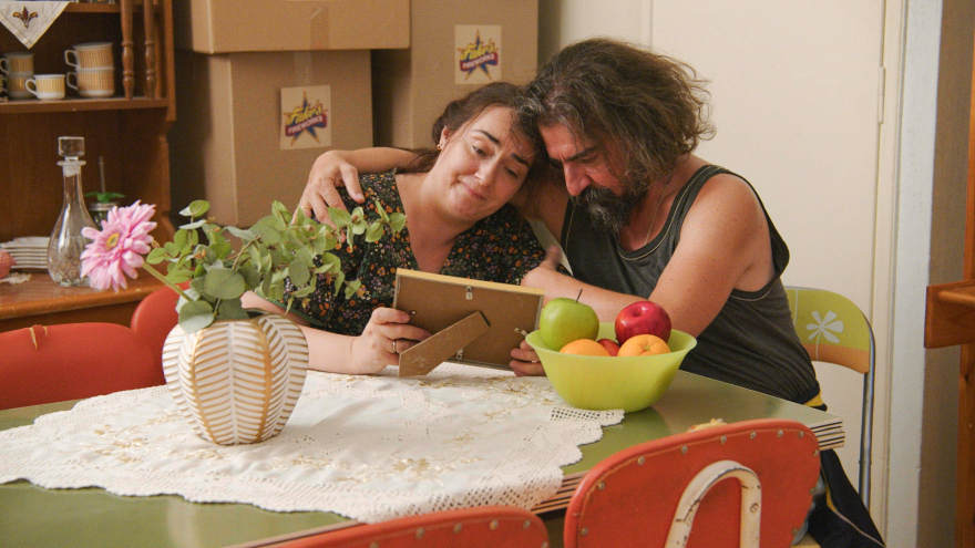 Ποιος Παπαδόπουλος: Οι δύο οικογένειες αποφασίζουν να συναντηθούν για να γνωριστούν