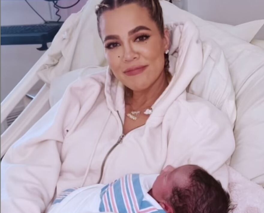 Η Κλόε Καρντάσιαν δείχνει τον γιο που απέκτησε μέσω παρένθετης μητέρας