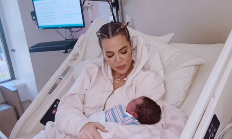 Η Κλόε Καρντάσιαν δείχνει τον γιο που απέκτησε μέσω παρένθετης μητέρας