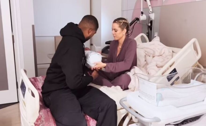 Η Κλόε Καρντάσιαν δείχνει τον γιο που απέκτησε μέσω παρένθετης μητέρας