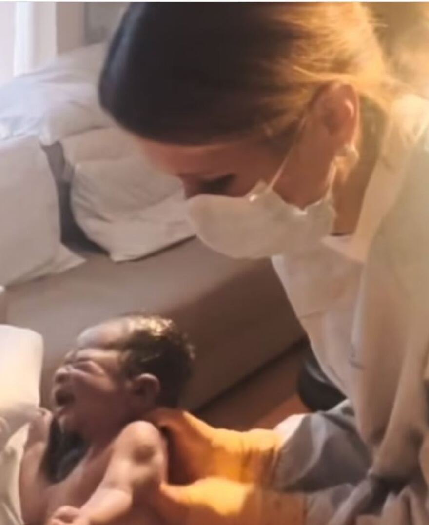 Η Κλόε Καρντάσιαν δείχνει τον γιο που απέκτησε μέσω παρένθετης μητέρας