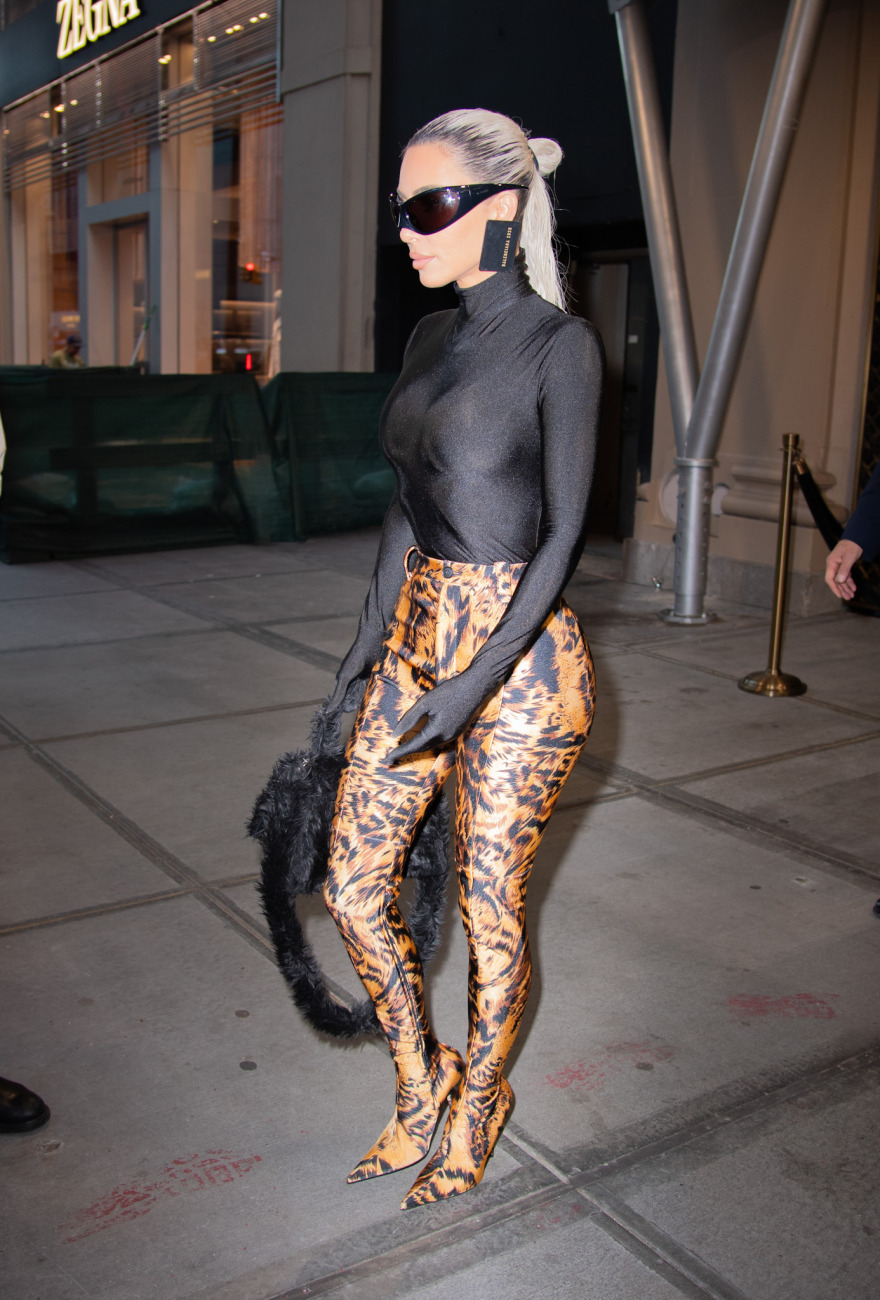  Κιμ Καρντάσιαν: «Σκύβει για να πληρώσει ανέπαφα» με σκουλαρίκια-πιστωτικές